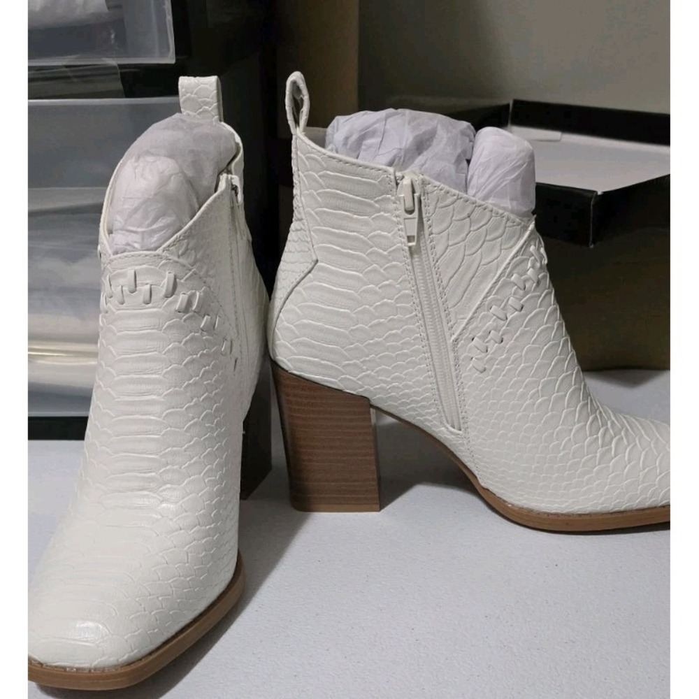 Pierre Dumas‎ Ankle Bootie White Side Zip Size 10 Ankle Boots Cammy 12
